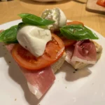 Kanapka w stylu włoskim z burratą i prosciutto